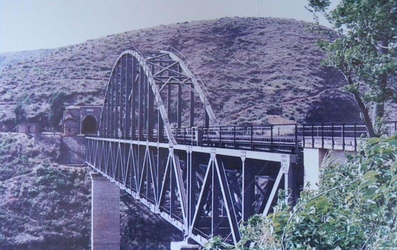 成昆鐵路迎水河橋-山橋于1966年制造的我國第一座栓焊鋼拱橋 成昆鐵路迎水河橋-山橋于1966年制造的我國第一座栓焊鋼拱橋