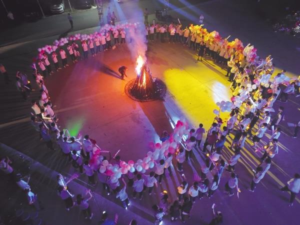 7月5日至14日，中鐵十局一公司舉辦2023年新員工入職培訓，幫助來自全國19個省份的200余名高校畢業(yè)生快速轉(zhuǎn)換角色，適應公司工作生活，翻開了他們初入職場的第一課。邵帥 鄭林存 攝影報道_副本